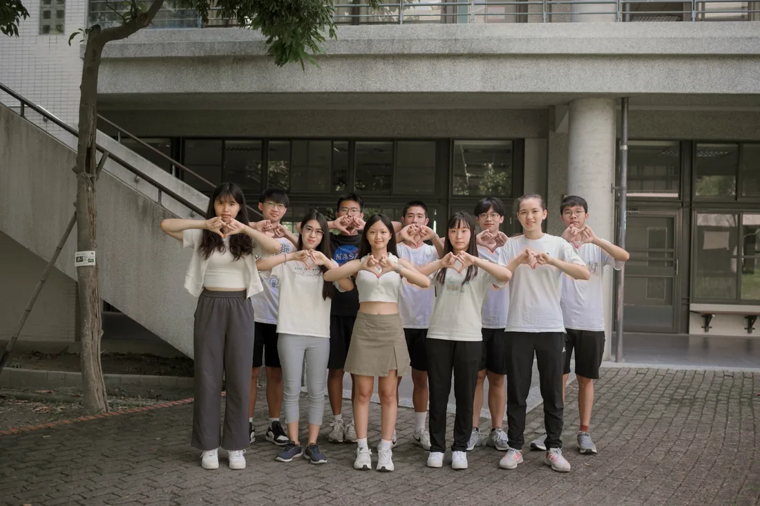 展心第一代成員站成一排,雙手比出愛心