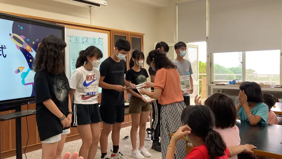 志工與孩子在教室裡