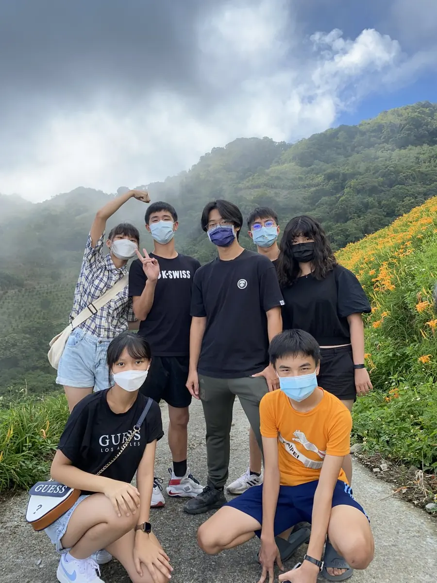 2022 年，志工在台東山上的金針花田前合照